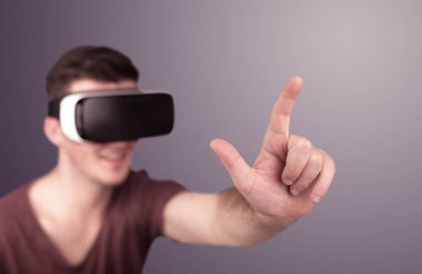 Adam sanal gerçeklik gözlüğü takıyor.