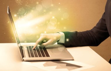 İşadamı laptopta hızlı çalışıyor.