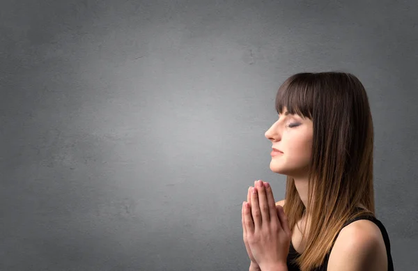 Giovane ragazza che prega — Foto Stock