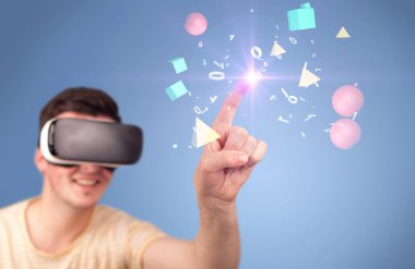 Adam sanal gerçeklik gözlüğü takıyor.