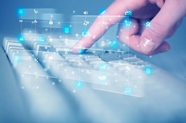Yüksek teknoloji ortam simgeleriyle elele basılı klavye