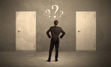 Kapı önünde duran işadamı