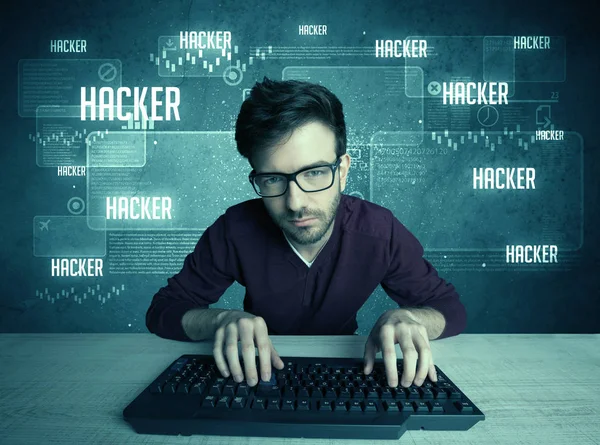 Hacker con tastiera e occhiali — Foto Stock