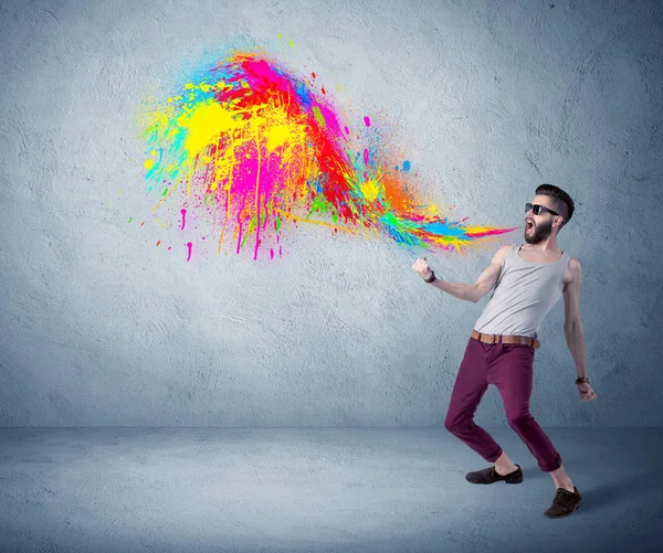 Hipster chico gritando colorido pintura en la pared —  Fotos de Stock