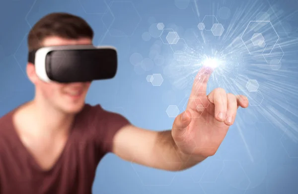 Man wearing virtual reality goggles — Stock Photo, Image