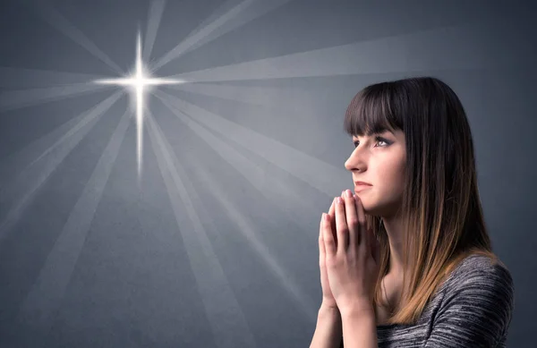 Молода дівчина молиться — стокове фото