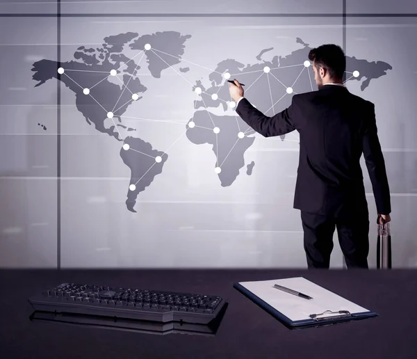 Persona de negocios dibujando puntos en el mapa del mundo — Foto de Stock