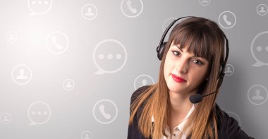 Genç kadın telemarketer