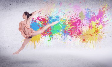 Renkli boyalarla zıplayan modern sokak dansçısı.
