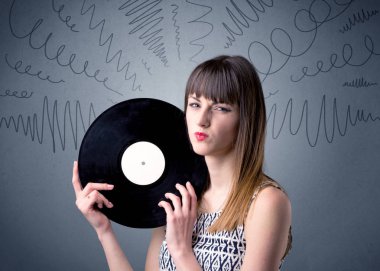 Vinil kaydı tutan kadın