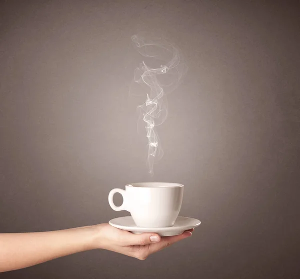 Tazza di caffè con mano femminile — Foto Stock