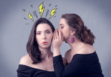 Kız onu kız arkadaşına gizli şeyler söylüyorum