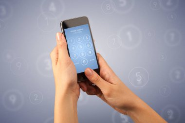 Akıllı telefon tutan bir kadın.