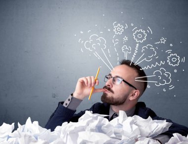 İşadamı buruşuk kağıt arkasında