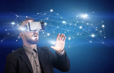 İşadamı ile sanal gerçeklik koruyucu gözlük