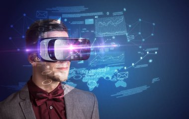 İşadamı ile sanal gerçeklik koruyucu gözlük 