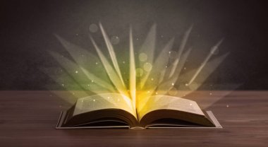 Kitap üzerinde sarı ışık 