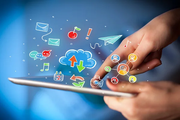 Dedos tocando tablet com ícones sociais — Fotografia de Stock
