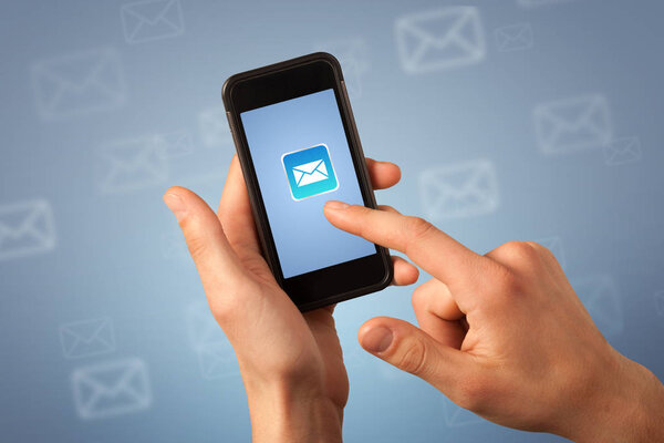 Женщина со смартфоном
