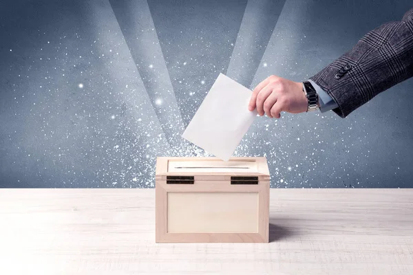 Caja de votación con voto de casting de persona — Foto de Stock