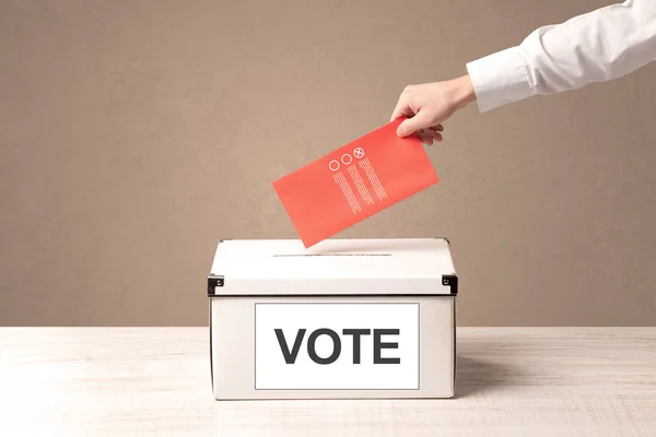 Κοντινό πλάνο της αρσενική χέρι θέση ψηφοφορία σε κάλπη — Φωτογραφία Αρχείου