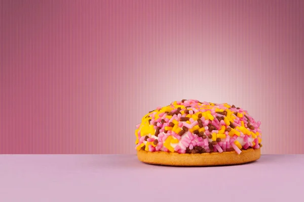 Delicious cake on colorful background with copyspace — Stock Photo, Image