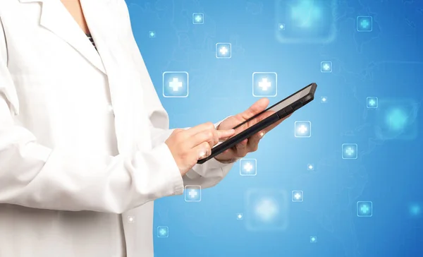 Female doctor with tablet — Stock Photo, Image