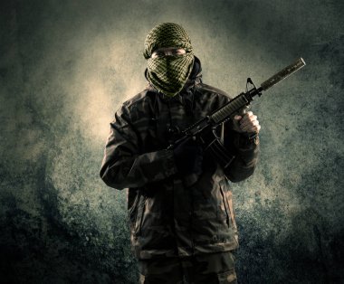 Eski adam Maskeli silahlı askerlerle portresi