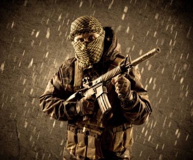 Tehlikeli ağır silahlı terörist asker grungy ra maske ile