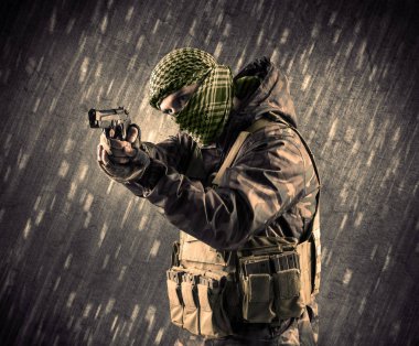 Yağmurlu arka plan üzerinde Maskeli silahlı terörist adam