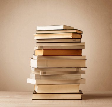 Eski arkaplanı olan bir yığın kitap.
