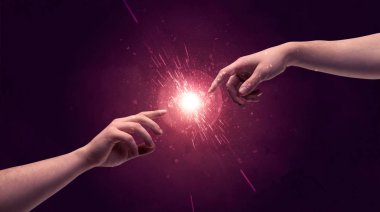 Dokunan eller uzayda ışıldar