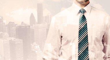 Şehir manzarası örtüşen yakışıklı bir iş adamı.