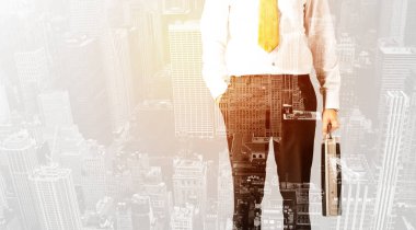 Şehir arka planında sıcak renk örtüsü olan bir iş adamı