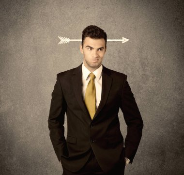 Kafasına bir ok ile genç pazarlamacı