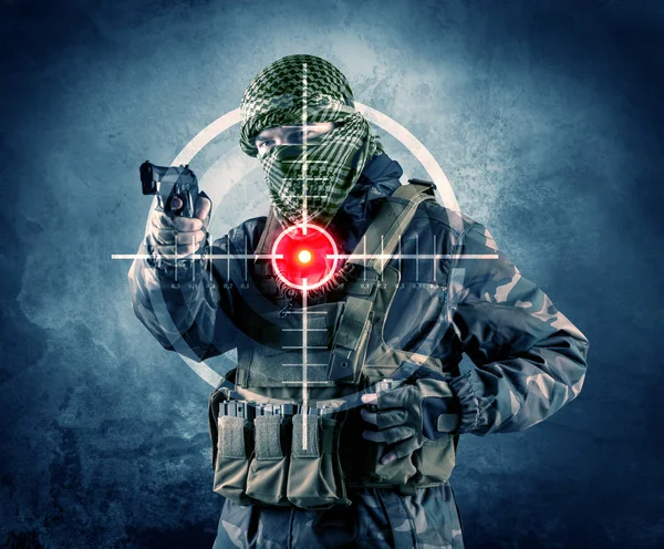 Maskerade terrorist man med pistol och laser target på hans kropp — Stockfoto