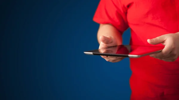 Κοντινό πλάνο του χεριού κρατώντας ψηφιακή συσκευή tablet αφής — Φωτογραφία Αρχείου