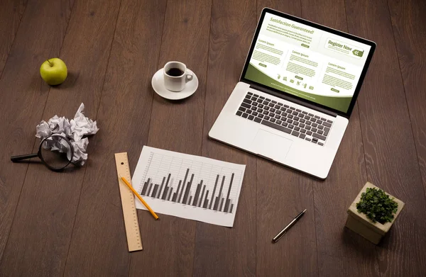 Businesstisch mit Notebook und Bürozubehör — Stockfoto