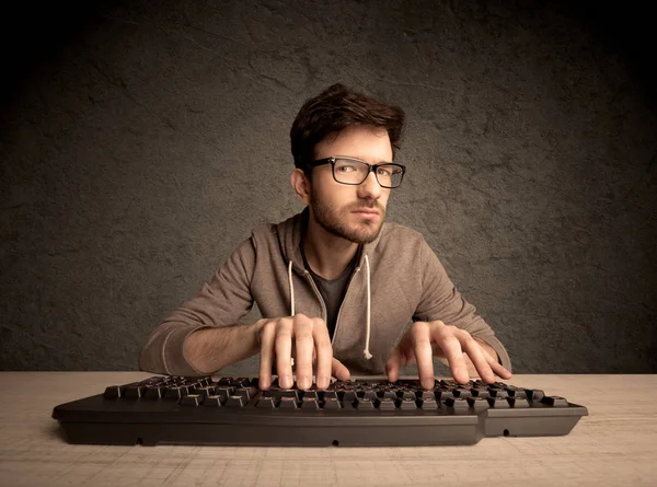 Klavyede bilgisayar ineği daktilosu