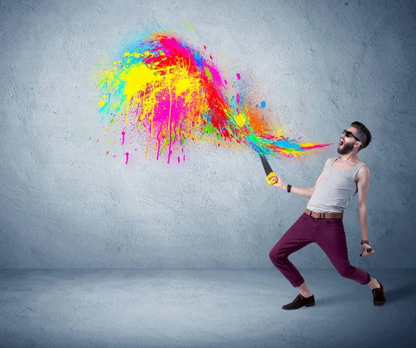 Hipster cara gritando tinta colorida na parede — Fotografia de Stock