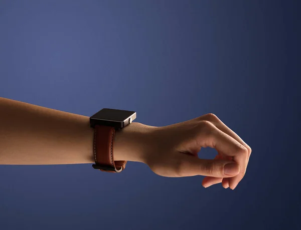 Ręka z zegarka smartwatch. — Zdjęcie stockowe