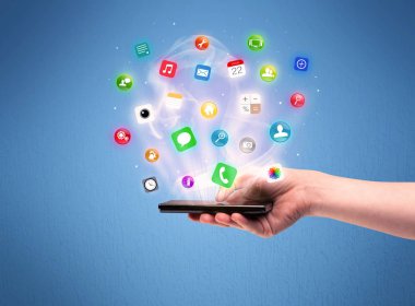 Tablet telefon app simgeleri ile tutan el