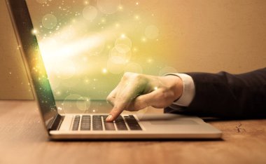 İşadamı laptopta hızlı çalışıyor.