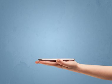 Telefon aygıtı profilden tutuluyor