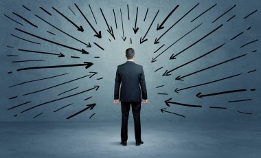 Ayakta duran erkek bir hata yaptı.