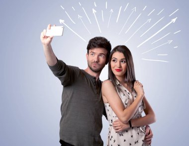 Oklarla selfie çeken sevimli bir çift.