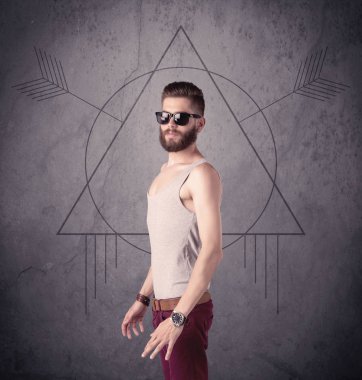 Sıradan komik erkek cep telefonu kullanıyor.