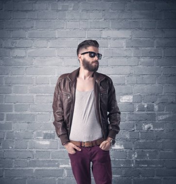 Tuğla şehir duvarının önünde manken.