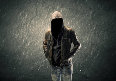 Kapüşonlu hayalet yüzlü adam