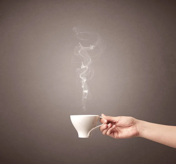 Tazza di caffè con mano femminile — Foto Stock